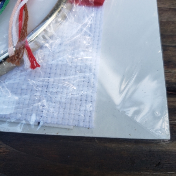 Vintage Paragon Needlecraft - Counted Cross Stitch Oval Kit - Carolers - Picture 9 of 12